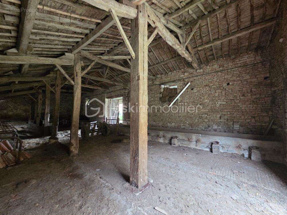 Grange 230m2 avec terrain 1160m2 - photo 5
