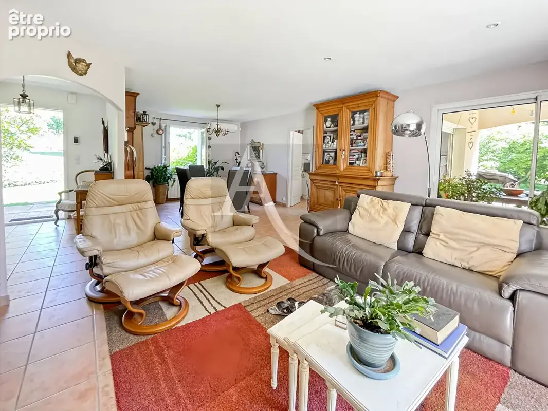 Maison de plain-pied avec piscine et divers garages - 3 chambres - photo 9