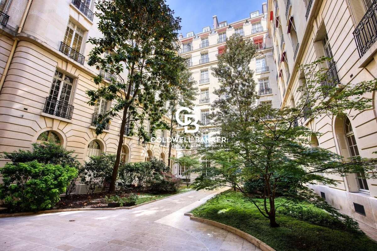 Appartement à PARIS-8E