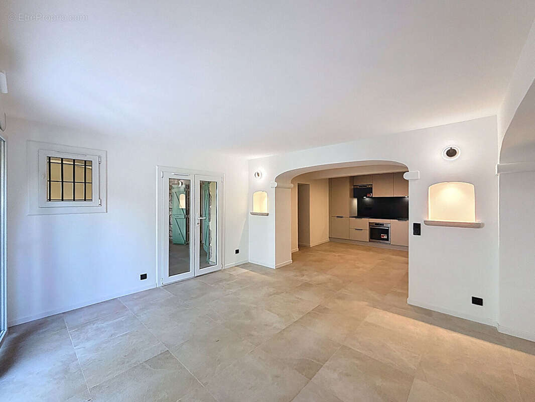 Appartement à SAINT-LAURENT-DU-VAR