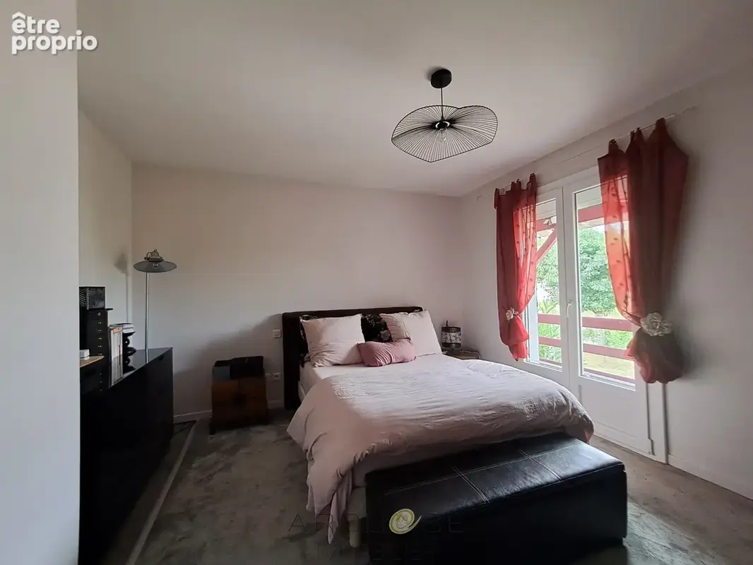 Maison de charme avec jardin, à pied des commerces, avec un  espace pro. - photo 8