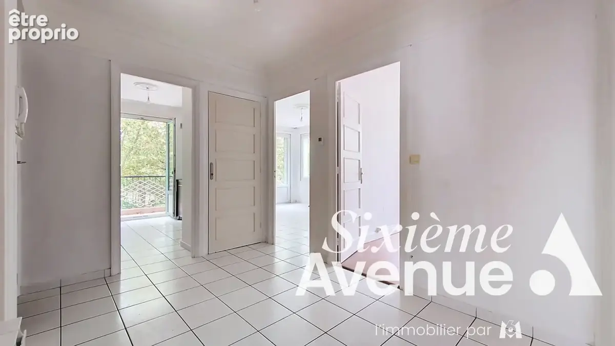 Givors centre  Grand T4 lumineux avec balcon, vue dégagée et cave de 28 m² - photo 14