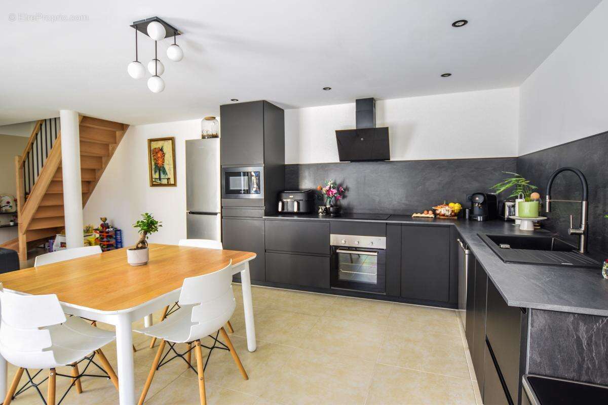 Maison de village rénovée, DPE B et potentiel unique d'espace supplémentaire d'environ 130 m² - photo 3