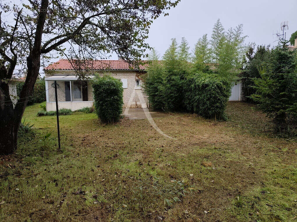 Maison à SAINT-LAURENT-DE-LA-PREE