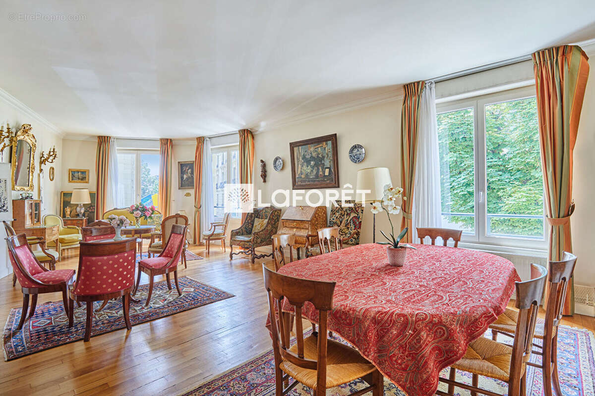 Appartement à PARIS-16E