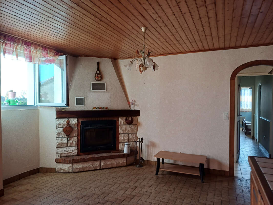 Maison à LA CHAIZE-LE-VICOMTE