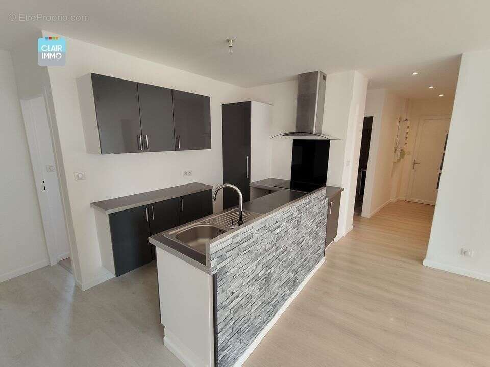 A MACON EN BOURGOGNE APPARTEMENT T4 DE 99.29 M² AVEC BALCON ET - Appartement à MACON