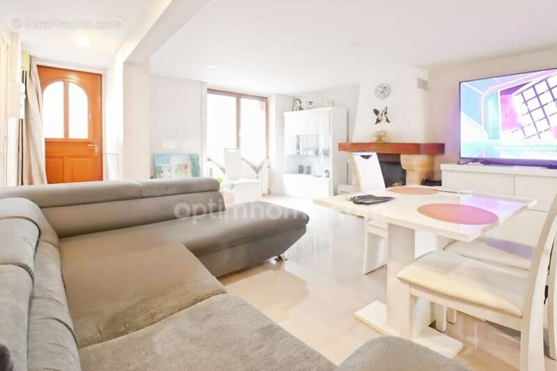 Maison Individuelle de  Centre Bourg - 5 pièces  - 4 chambres - Terrain de 505 m² - MAGNAC LAVAL   (87) - photo 3