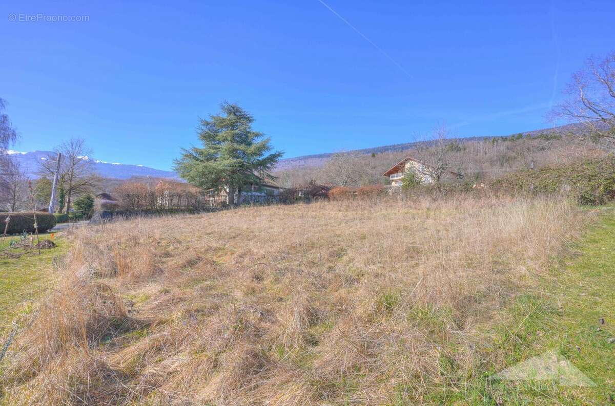 Terrain à PERON
