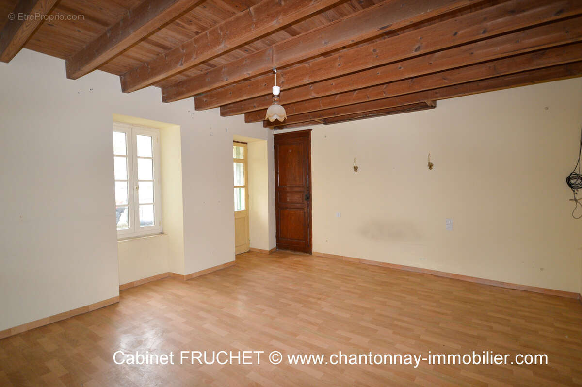 Maison à BAZOGES-EN-PAREDS