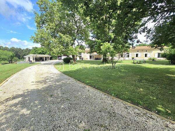 Magnifique longere renovee de 379 m2 avec 4 chambres et piscine sur 1.8 hectare !!! - photo 3