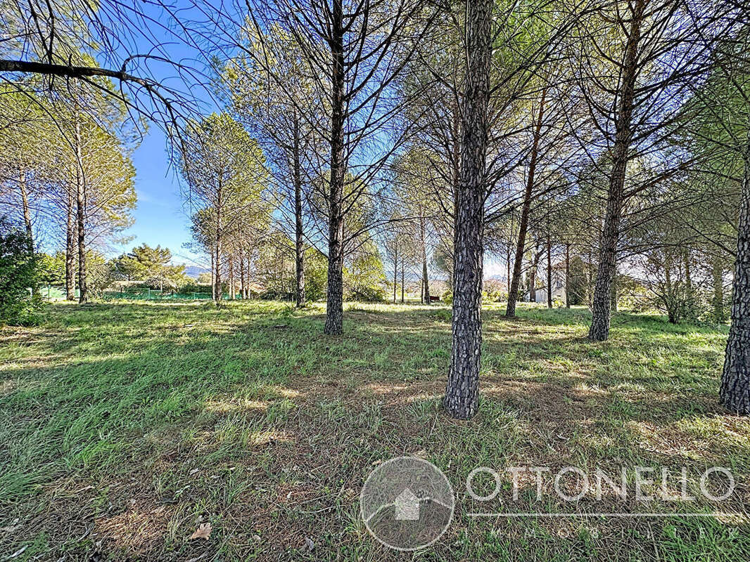 Terrain à ROQUEBRUNE-SUR-ARGENS