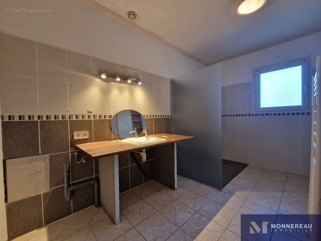 Maison à MONTMOREAU-SAINT-CYBARD