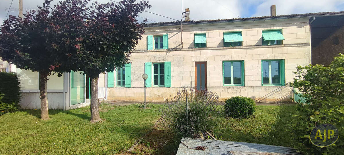 Maison à SAINT-SIMON-DE-PELLOUAILLE
