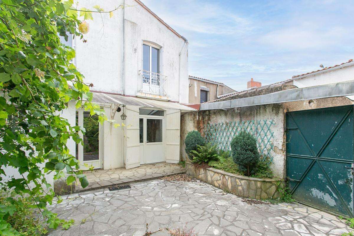 Maison La Chapelle Heulin Centre 9 P . 5 Chs . 216 M² . T 565 M² . Dépendances . Caves - photo 16