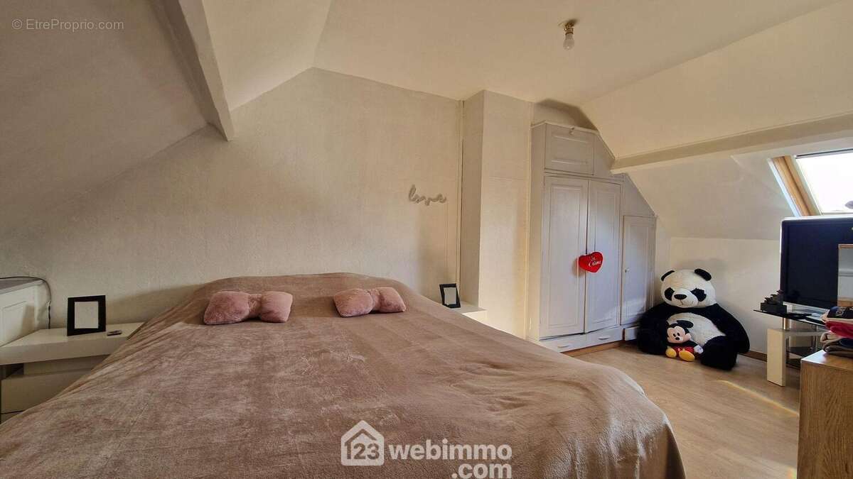 A l'étage, une belle chambre de 12 m², les sols sont en parquet - Maison à EBOULEAU
