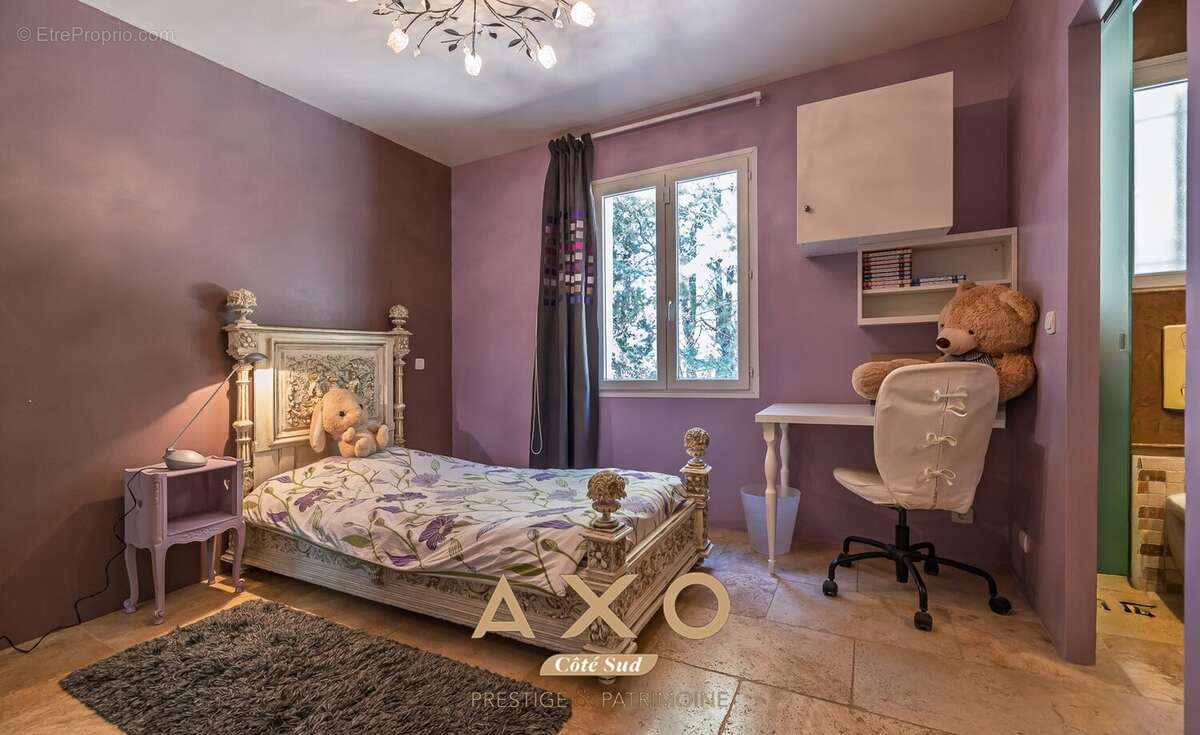 Jouques  villa t8 de plain-pied  studio indépendant  piscine  jacuzzi  3 garages  990 000  - photo 13