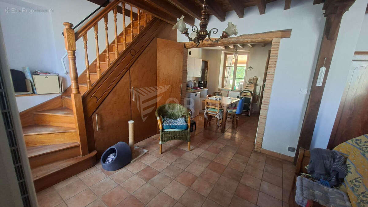 Maison pleine de charme et d'authenticité au coeur du village ! - photo 4