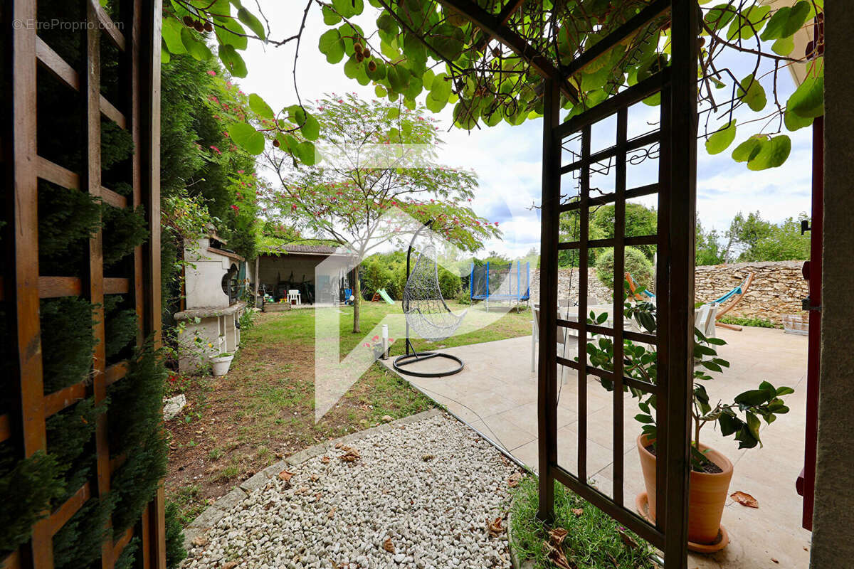 Maison à LE COUDRAY-MONTCEAUX