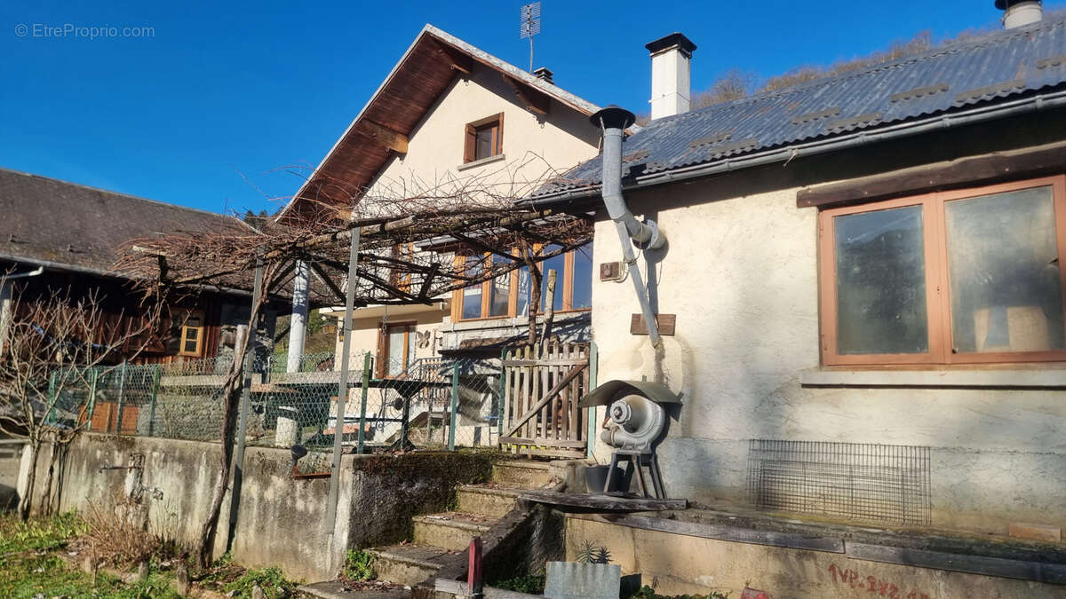 Maison à SAINT-GEORGES-DES-HURTIERES