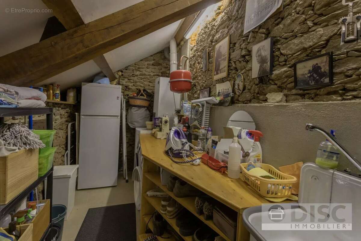 Corps de ferme rénovée avec spacieux gîte indépendant, dépendance, piscine et superbes vues. - photo 14