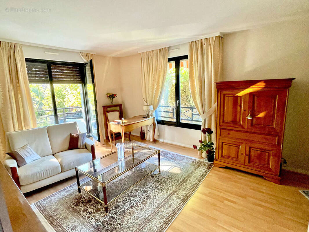 Appartement à LA GARENNE-COLOMBES