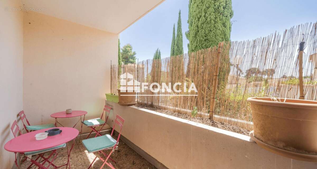 Grand T2 avec jardinet, terrasse et parking - photo 8