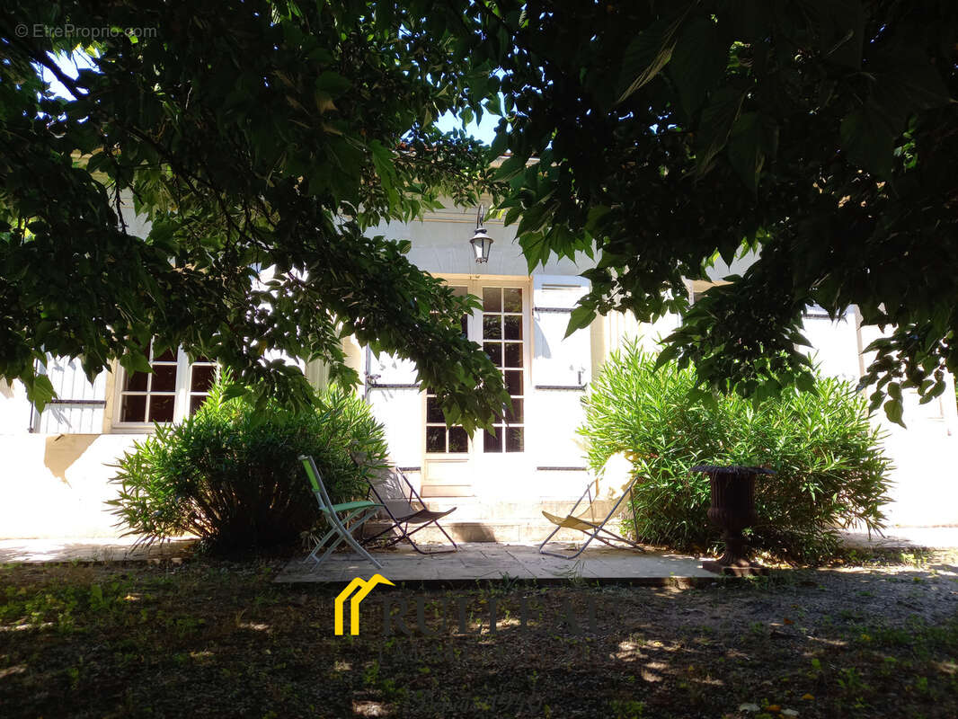 Maison à SAINT-CHRISTOLY-DE-BLAYE