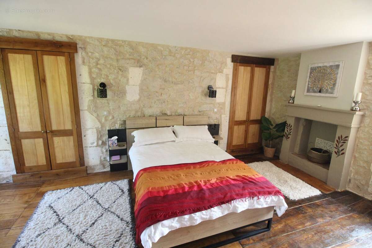 Ancien moulin rénové comprenant quatre chambres, un grand jardin, une piscine et une grange - photo 7