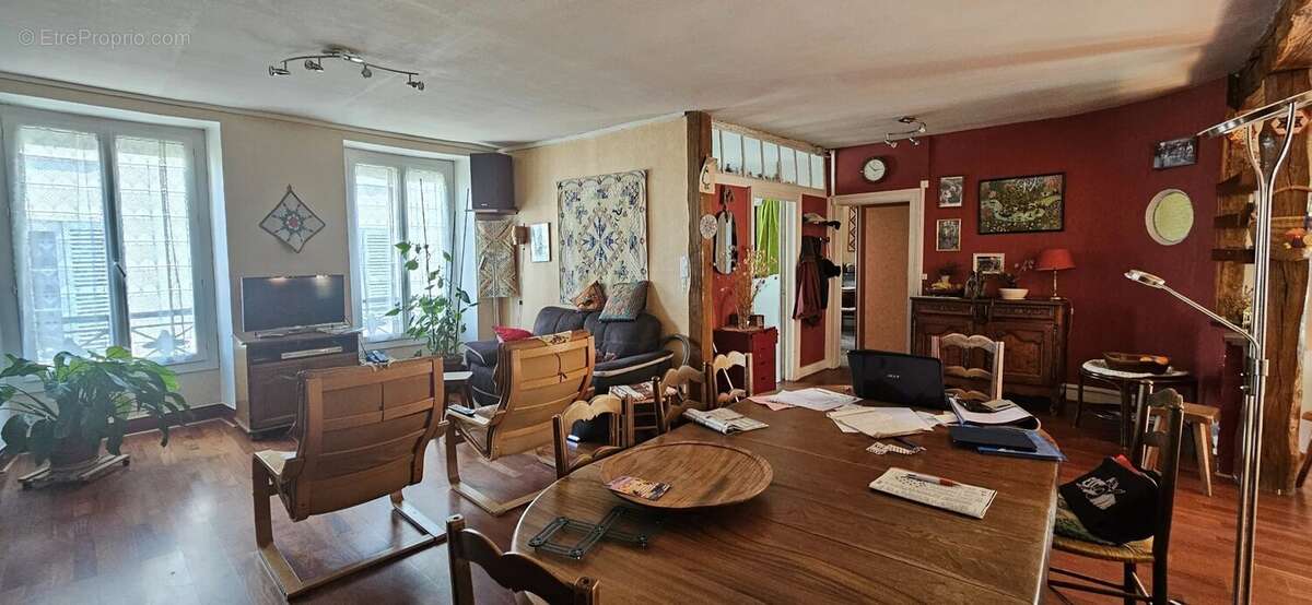 Opportunité Rare – Ensemble Immobilier d'Exception avec Local Commercial & Maison de Caractère - photo 4