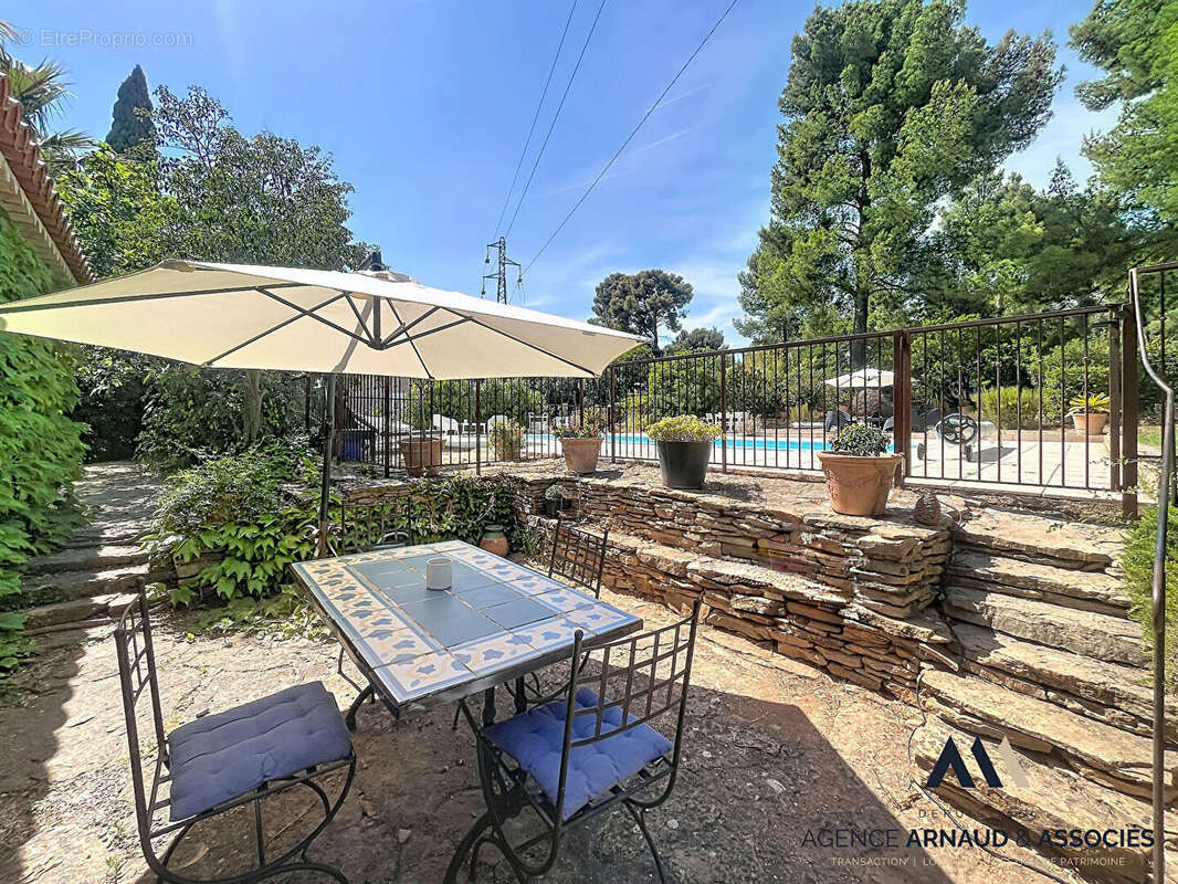 Belle propriété familiale avec piscine sur vaste terrain arboré - photo 2