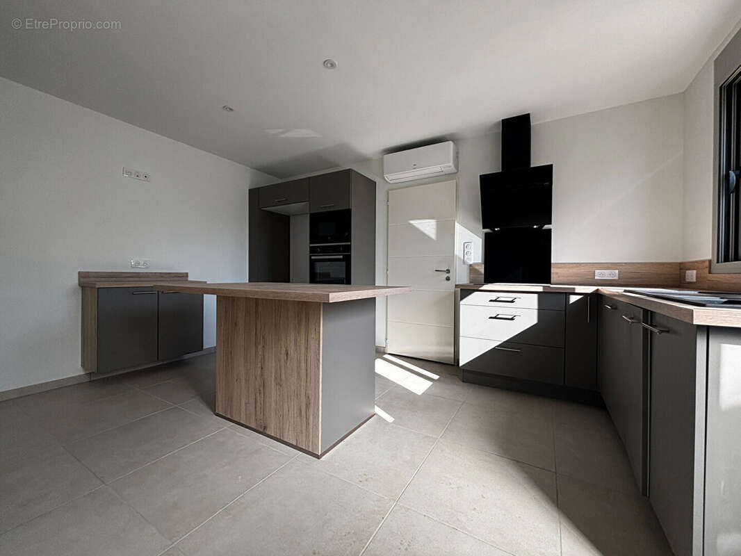 Maison à SAINT-LAURENT-DE-LA-PREE