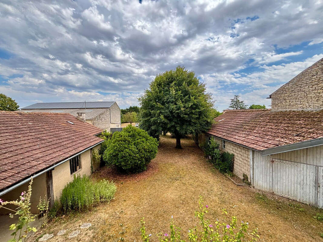 Charmante maison en pierre de 139 m2 avec préau, garage et cave - photo 13