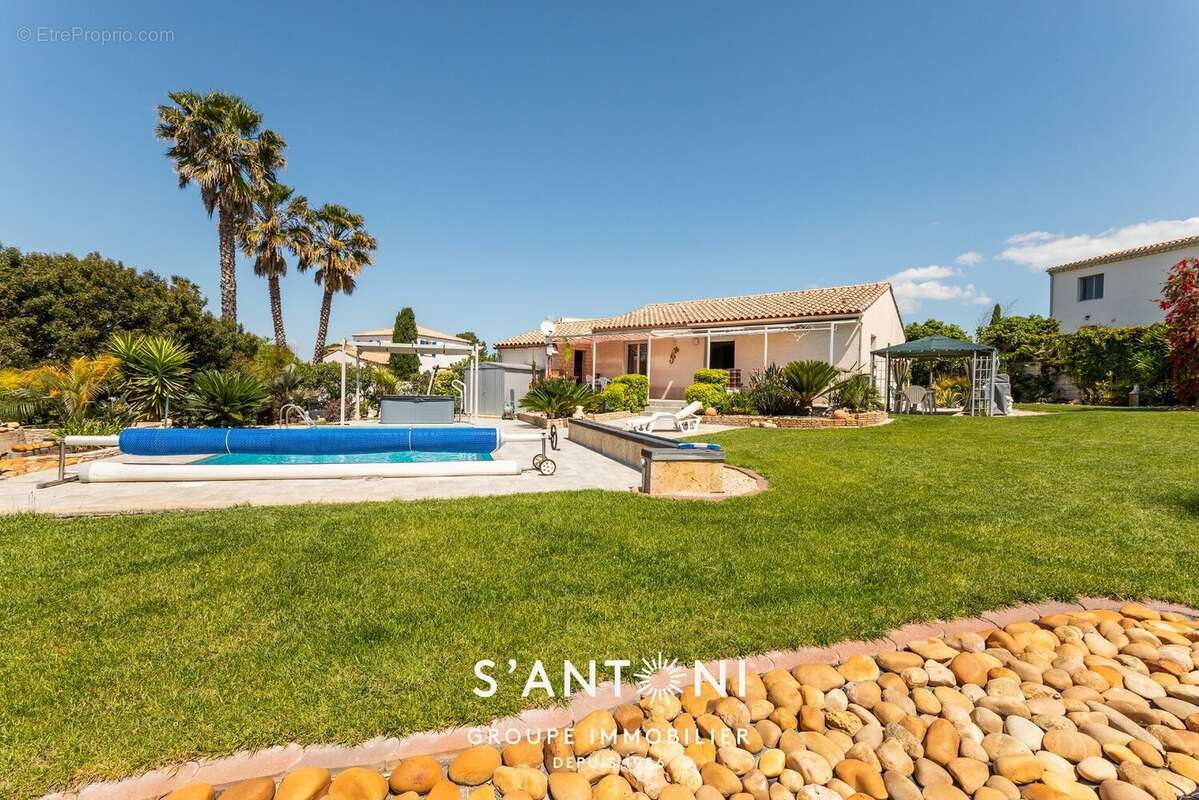 MEZE - Maison de plain pied sur un grand terrain avec piscine - photo 12