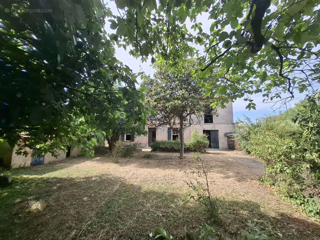 Maison à FONTVIEILLE
