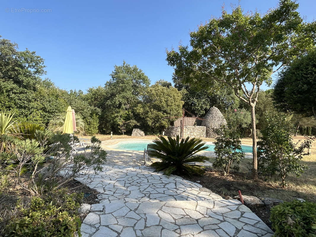 A 3 km d'Uzès, belle bastide sur 4200 m2 de terrain avec piscine. - photo 15