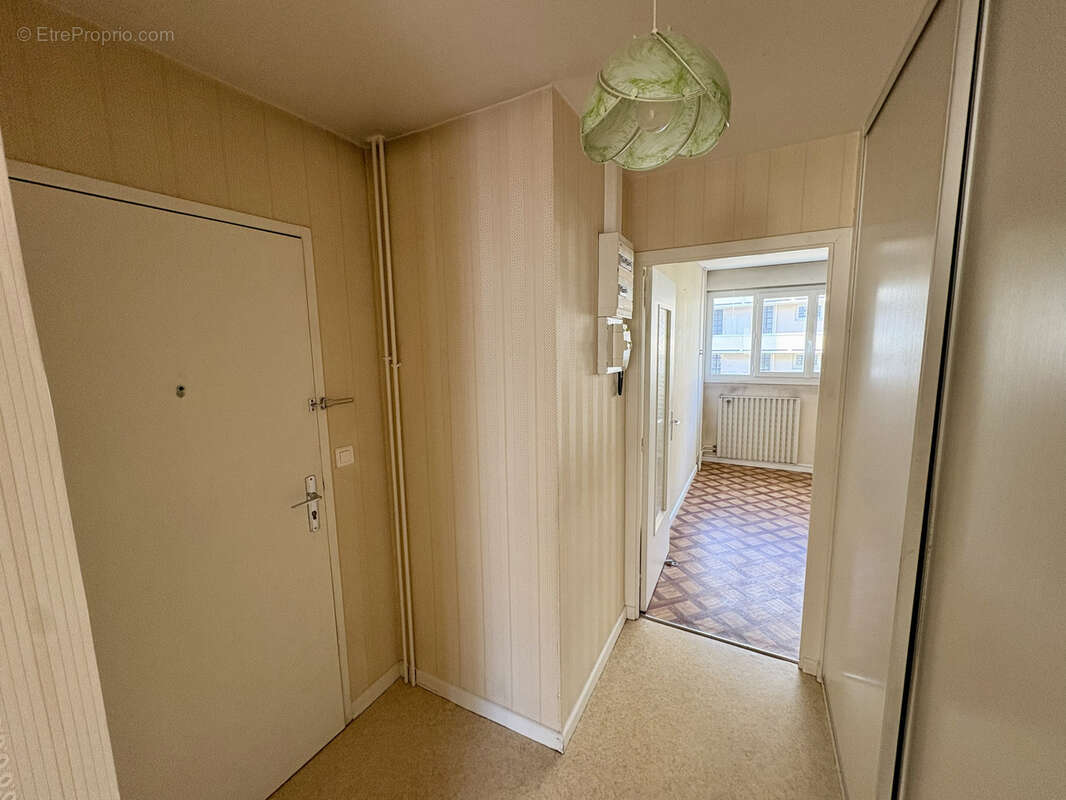 Appartement t2 / ascenseur / cave / parking privatif couvert / chamalières / centre-ville / mairie - photo 3