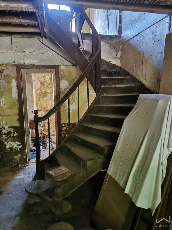 Maison en Pierre, Fort potentiel +300 m2 cave, garage, à restaurer entièrement - photo 6