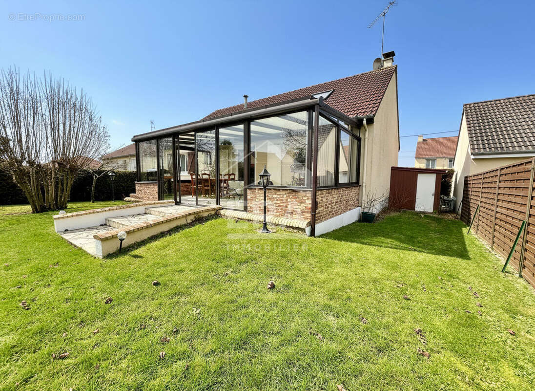 Maison à NEUVILLE-SUR-SARTHE