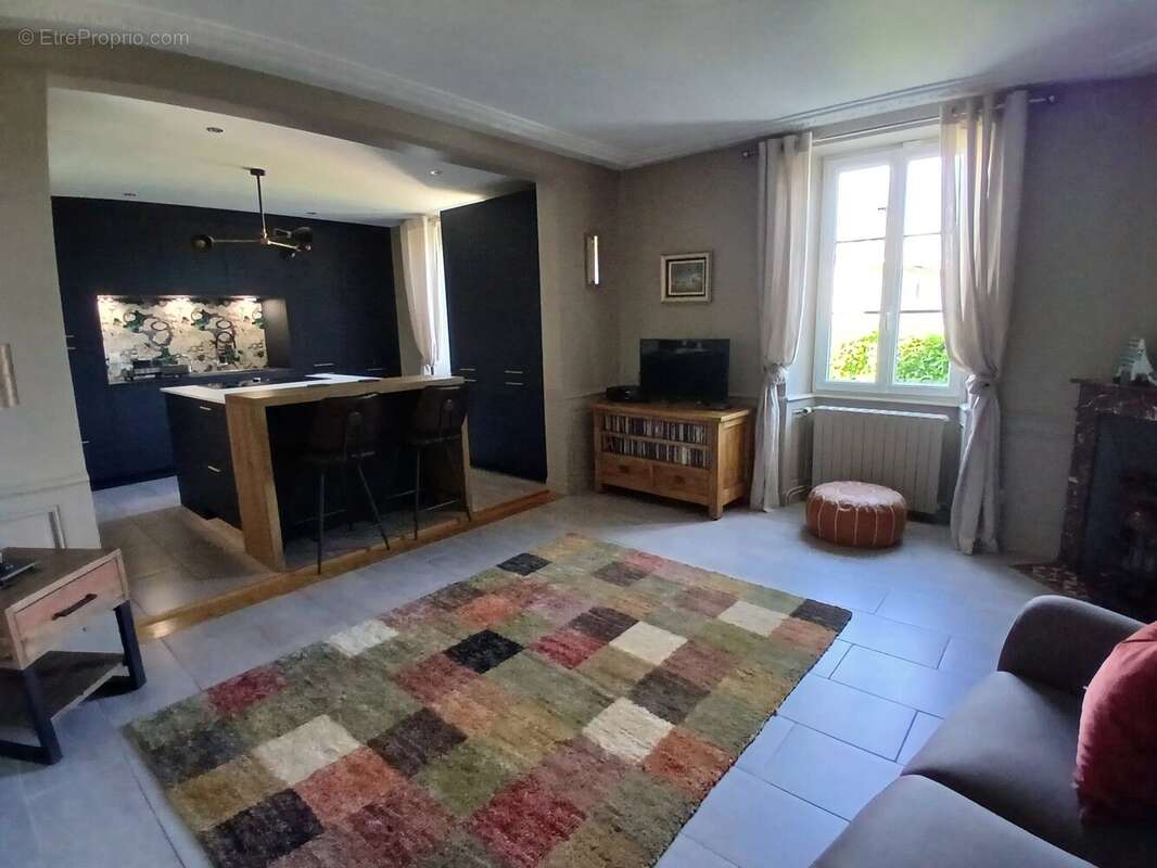 Maison à VILLEBOIS-LAVALETTE
