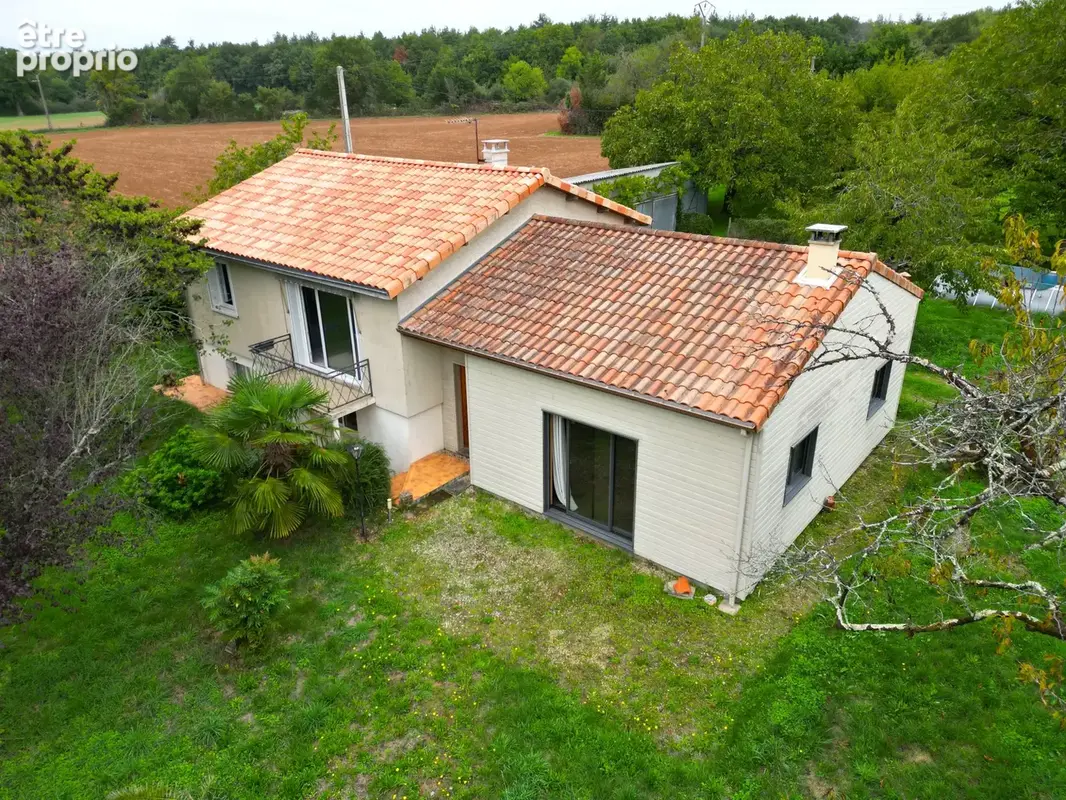 Maison familiale 156 m2 à Lusignan - photo 1