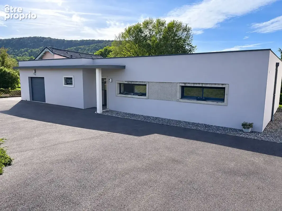 Maison d'architecte de plain-pied de 108 m² : garage double et terrasse. - photo 2