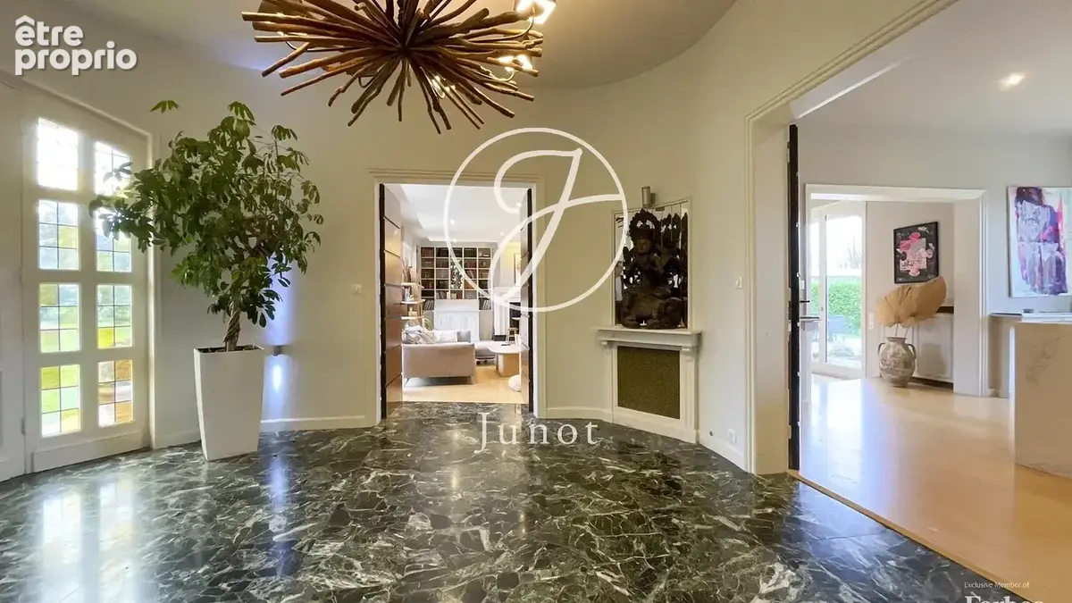 Gruson - Maison - 8 pièces - 309m² - 5 chambres - Jardin - Piscine - Garage - photo 12
