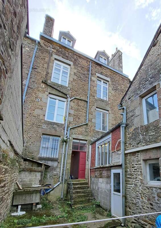 Photo 2 - Commerce à FOUGERES