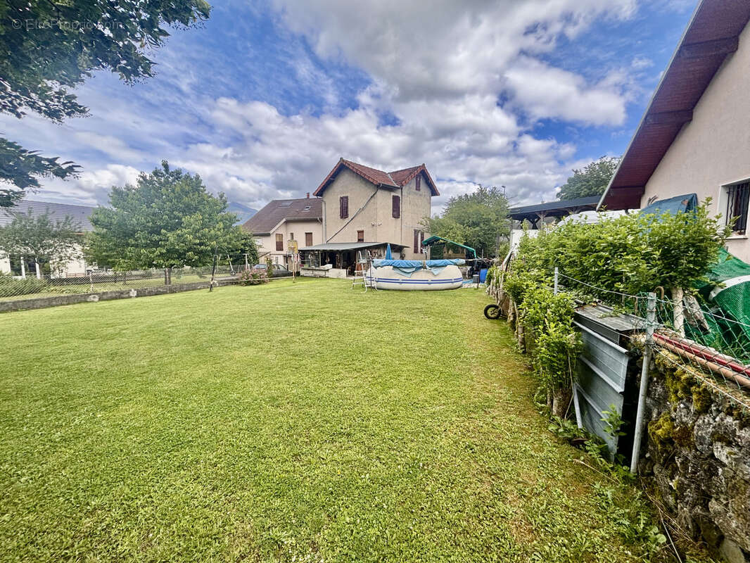 Cognin   Maison à rénover sur 1 049 m2 de terrain avec combles aménageables ! - photo 2