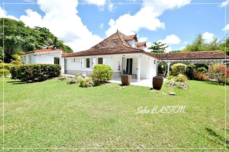Sainte-Anne Plage – Villa T7 de 220 m²hab.+ 231m2 de terrasses - Piscine - bungalows annexes– Terrain 1 409 m² – Martinique (972 - photo 2