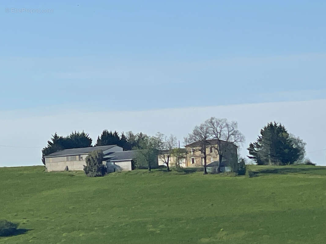 Maison et grandes bâtiments agricoles, terrain 5000m2, vue Pyrénées - photo 2