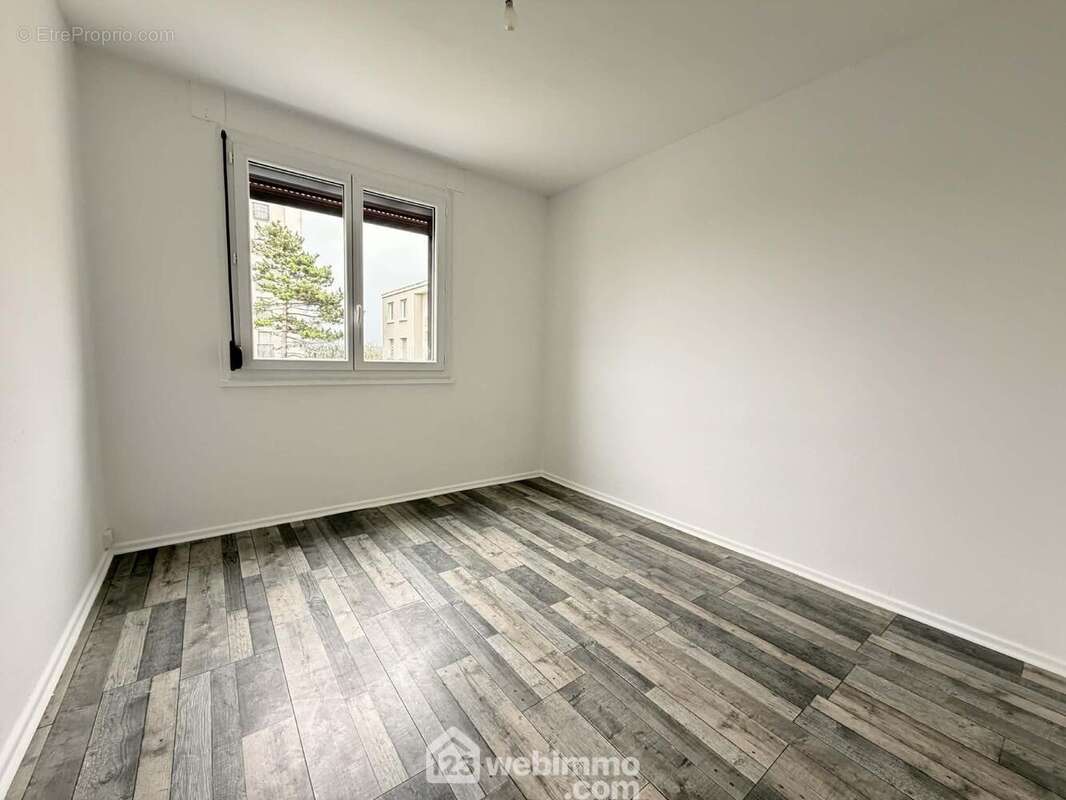 Voici la première chambre, les chambres sont en parquet - Appartement à LAON