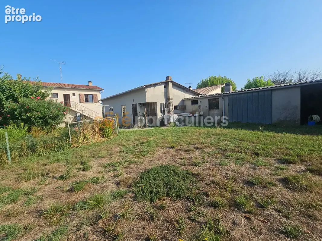 Maison  sur deux niveaux avec garages et jardin. - photo 3