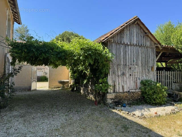 Maison à MANZAC-SUR-VERN